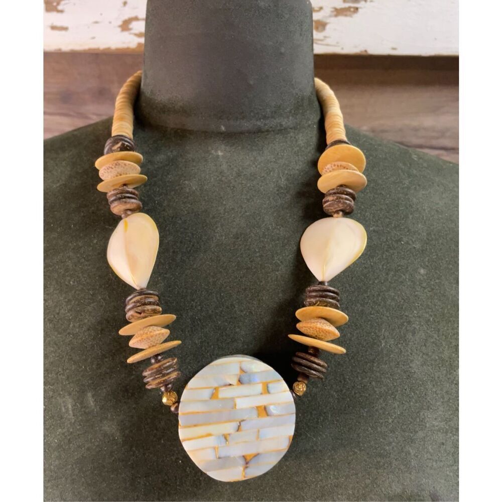 Heart Accent Shell Pendant Necklace in Cream and Brown - Picture 5 of 9